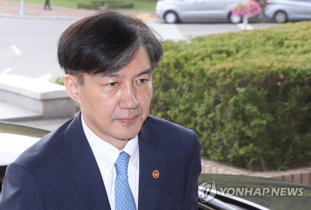 조국 법무부 장관이 14일 오전 경기도 정부과천청사로 출근하고 있다.
