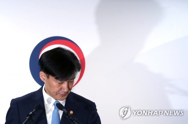 조국 법무부 장관이 14일 오전 경기도 정부과천청사에서 특수부 축소 등을 주요 내용으로 하는 검찰개혁안을 발표하기 위해 마이크 앞에 서고 있다.