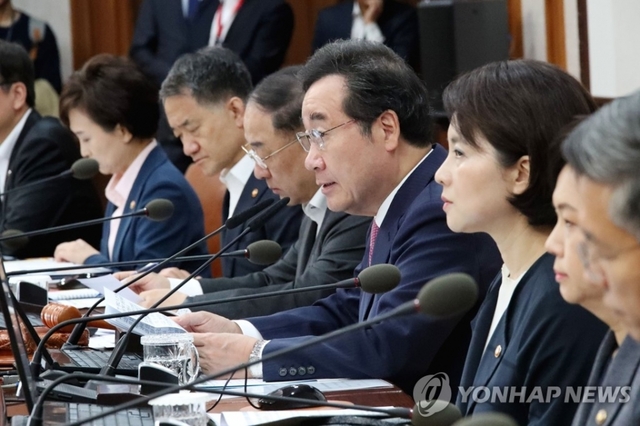이낙연 국무총리가 15일 정부서울청사에서 열린 국무회의에서 발언하고 있다.
