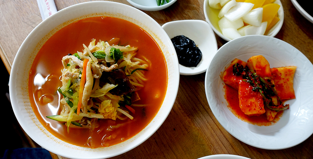 ‘고향식당’의 짬뽕이다. 수타면에 새로 볶아서 얹은 고명이다.