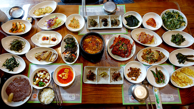 청솔식당의 한상 차림.