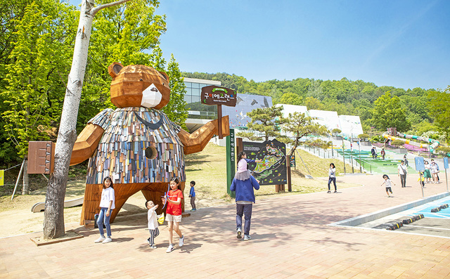 구미 에코랜드를 찾은 관람객들.