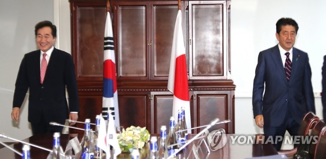 아베 신조(安倍晋三) 일본 총리가 이낙연 국무총리의 일본 방문을 앞두고 양국 대화와 관계 회복 필요성을 거론해 주목된다. 사진은 지난 2018년 9월 11일 이낙연 국무총리가 러시아 블라디보스토크에서 열린 제4차 동방경제포럼 참석 중 열린 한-일 양자회담에서 아베 신조(安倍晋三) 일본 총리와 만나는 모습.