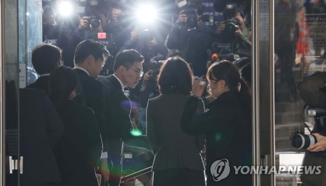 조국 전 법무부 장관의 부인 정경심 동양대 교수가 23일 오전 서울 서초구 서울중앙지법에서 열린 영장실질심사에 출석하기 위해 법정으로 향하고 있다.