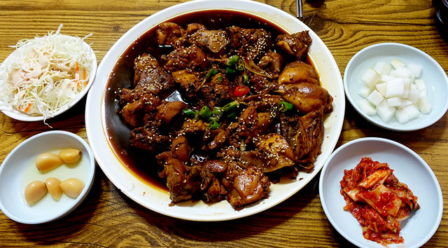 ‘오경통닭’의 옹치기.
