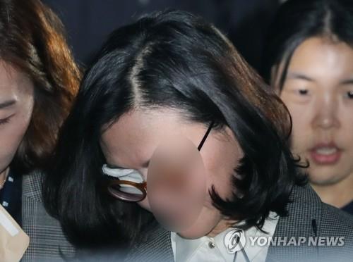 조국 전 법무부 장관의 부인 정경심 동양대 교수가 23일 오후 서울 서초구 서울중앙지법에서 영장실질심사를 마친 뒤 호송차로 향하고 있다.