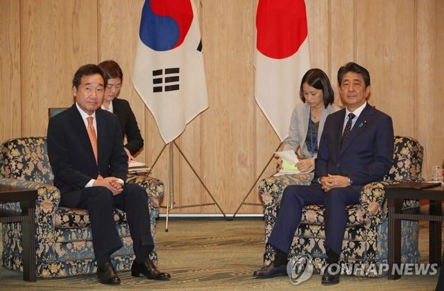 이낙연 국무총리가 24일 오전 일본 도쿄(東京) 총리관저에서 아베 신조(安倍晋三) 총리와 면담하고 있다.