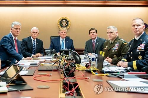 백악관 상황실에서 작전 지켜보는 트럼프 대통령. /dpa=연합뉴스