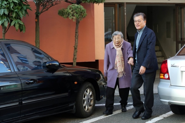 문재인 대통령의 모친인 강한옥 여사가 29일 향년 92세로 별세했다. 사진은 문재인 대통령이 지난 2016년 12월 25일 성탄미사를 위해 강 여사와 함께 길을 나서는 모습. [문재인 대통령 공식 블로그.