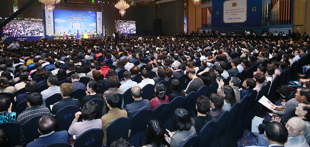 지난 25일 오후 대구 호텔인터불고 컨벤션홀에서 신천지예수교 증거장막성전이 개최하는 ‘주 재림과 추수 확인 대집회’가 열린 가운데 목회자 및 신학생 100여 명을 비롯해 참석자 등 2천여 명이 이만희 총회장의 강의를 듣고 있다.