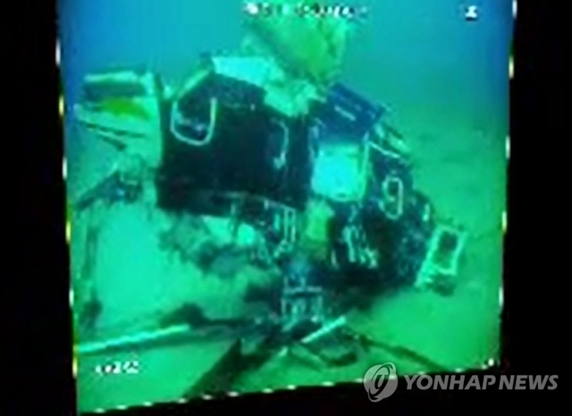 지난달 31일 독도 인근에서 응급환자를 이송하다 추락한 중앙119구조본부 헬기의 기체 모습이 2일 공개됐다. 사고기 실종자 가족이 제공한 동영상 속 기체의 모습은 참혹했던 사고 당시를 짐작게 한다. 이날 실종자 가족들은 사고해역에서 수색작업을 지켜보다 해경 등 수색 당국에 해저에서 촬영한 기체의 동영상을 공개해달라고 요구했다.