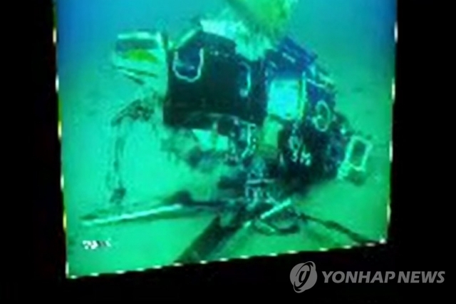 지난달 31일 독도 인근에서 응급환자를 이송하다 추락한 중앙119구조본부 헬기의 기체 모습이 지난 2일 공개됐다. 사고기 실종자 가족이 제공한 동영상 속 기체의 모습은 참혹했던 사고 당시를 짐작게 한다. 이날 실종자 가족들은 사고해역에서 수색작업을 지켜보다 해경 등 수색 당국에 해저에서 촬영한 기체의 동영상을 공개해달라고 요구했다.