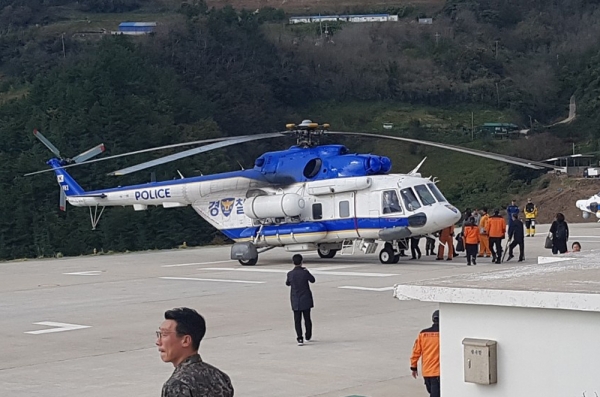 인양된 시신 2구는 가족과 함께 울릉도 해군 118전대 헬기장에서 대구로 떠났다.