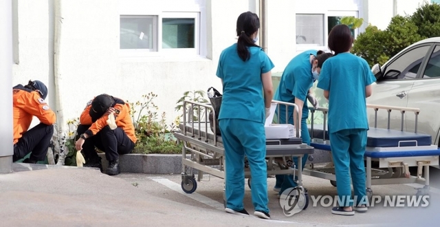일 오전 경북 울릉군 보건의료원에서 지난달 31일 응급환자를 이송하다 독도 인근 해상에 추락한 소방헬기 탑승원의 동료들이 슬픔에 잠겨있다. 앞서 사고해역에서 수습된 2구의 시신은 이날 오전 해경 헬기 편으로 울릉군 해군 118전대에 도착 후 구급차로 보건의료원으로 이송됐다. 희생자들의 동료들이 이송했으며 이송 후 동료들이 슬픔에 잠겨 있다.