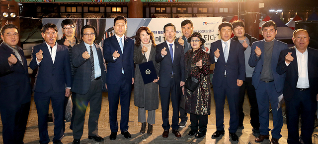 이강덕 포항시장, 서재원 포항시의회 의장, 탤런트 김청, 최윤채 경북매일신문 사장을 비롯한 언론인, 구룡포 과메기 협동조합 회원들이 함께 “포항 구룡포 과메기 사랑해요”를 외치고 있다.