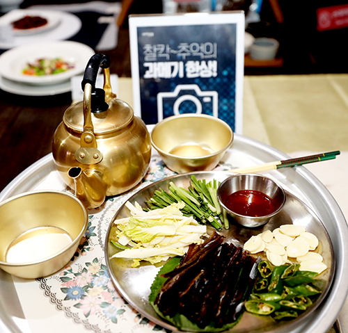 한옥마을 원두막에 마련된 구룡포 과메기 홍보부스와 천우각에서 다양한 과메기 요리가 선을 보였다.