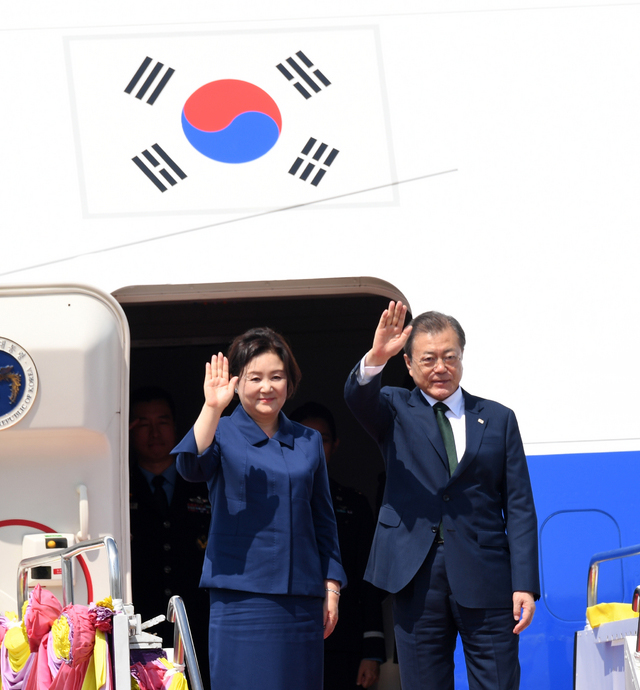 아세안+3 정상회의에 참석했던 문재인 대통령과 김정숙 여사가 5일 태국 방콕의 돈무앙 공항에서 전용기에 탑승하며 환송 나온 관계자들에게 손을 흔들고 있다.