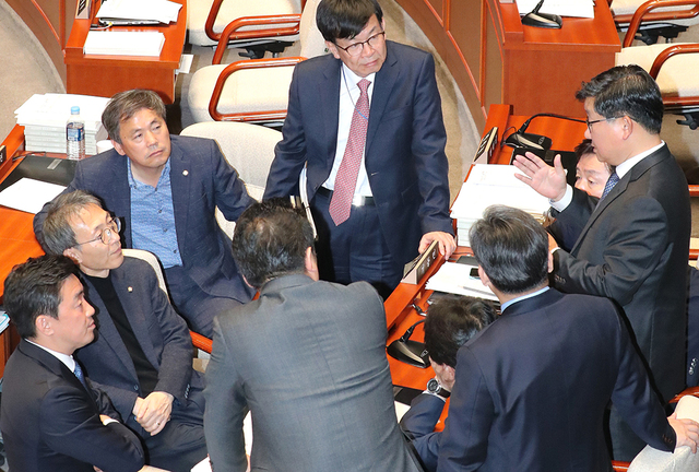 6일 비경제부처 예산안 심사를 이어가는 국회 예산결산특별위원회 전체회의가 강기정 청와대 정무수석의 운영위원회 고성 논란으로 자유한국당 의원들이 불참해 파행된 가운데 김상조 정책실장과 더불어민주당 전해철 의원 등이 이야기를 나누고 있다.  /연합뉴스