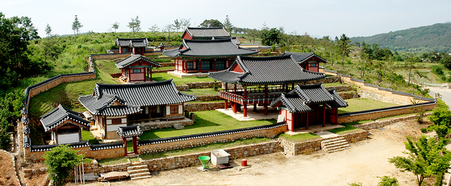 정몽주, 이황 등 9명의 선현이 배향돼 있는 ‘도남서원’.