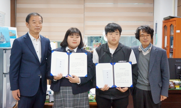 양병환회장(사진 왼쪽)이 법사랑위원회 포항연합회 장학금을 전달했다.