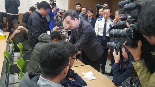 9일 오전 대구 강서소방서에서 이낙연 국무총리가 독도 헬기 추락사고 실종자 가족들을 만나고 있다.