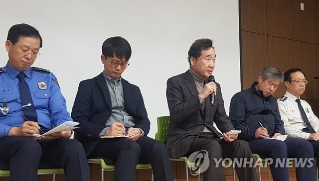 독도 헬기 추락사고 열흘째인 9일 오전 대구 달성군 강서소방서에서 이낙연 국무총리가 실종자 가족들을 면담하고 있다.