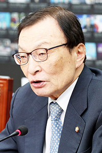 더불어민주당 이해찬 대표가 11일 오전 국회에서 열린 최고위원회의에서 발언하고 있다.  /연합뉴스