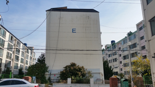 포항지진 당시 ‘피사의 탑’처럼 기울어진 모습으로 주목을 받았던 대성아파트 E동.  /황영우기자
