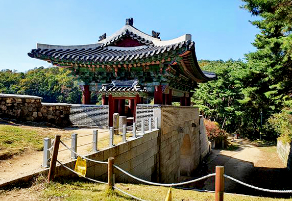 청주시 상당산성 남문. 황진기는 이인좌 등과 함께 봄비가 내리는 1728년 3월 15일 밤에 청주읍성을 점령한 후 이튿날 이 상당산성도 접수하게 된다. 무신난에서 살아남은 황진기는 백성들에게 미륵과 같은 존재로 거듭나게 되었다.