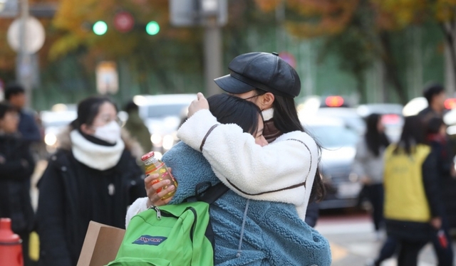2020학년도 대학수학능력시험이 열리는 14일 오전 서울 반포고등학교 시험장에서 한 수험생이 가족의 응원을 받고 있다.