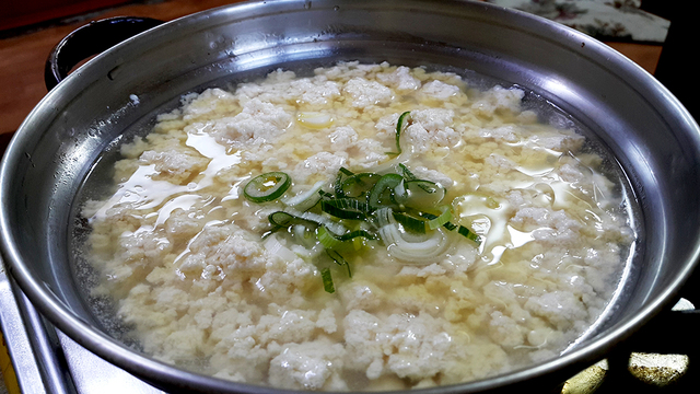 태백산맥 언저리에서 쉽게 볼 수 있는 순두부 전골.