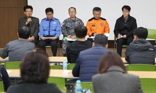 독도 헬기 추락 수색 상황을 듣는 실종자 가족들.