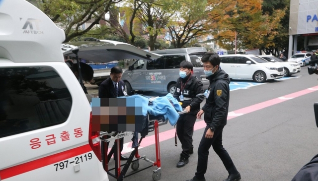 19일 오전 제주시 차귀도 서쪽 해상에서 화재가 발생한 선박에서 실종됐다가 구조된 선원 1명이 화상을 심하게 입은 채 제주시내 병원 응급실로 옮겨지고 있다. 그러나 이 선원은 병원에서 사망 판정을 받았다.