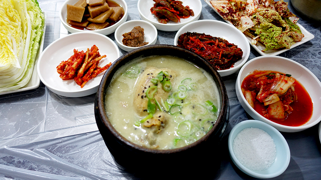 대중적인 음식점이만 재래 된장을 사용해 반찬들이 짭잘하다.