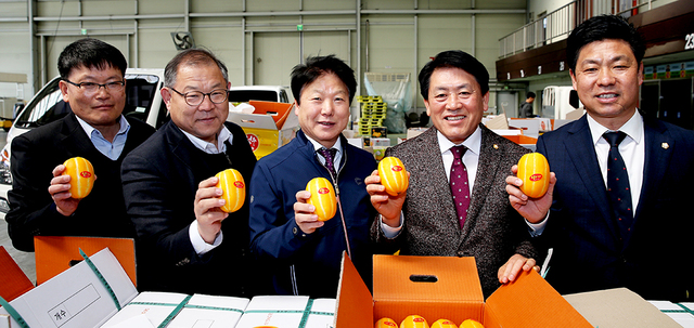 성주참외를 홍보하고 있는 이병환 성주군수(가운데)와 성주군 관계자들.