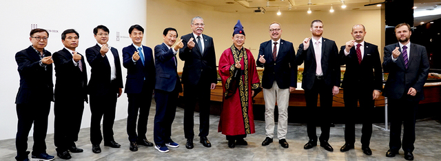 10월25일 졸트 네메트 헝가리 국회 외교위원장(오른쪽 4번째)일행이 이철우 경북도지사(오른쪽 5번째)와 경주타워에서 면담을 가진 후 기념촬영을 하고 있다.