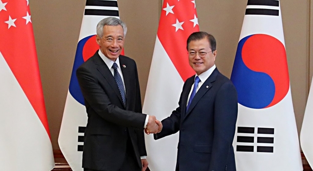 문재인 대통령이 지난 23일 오전 청와대에서 리셴룽(李顯龍) 싱가포르 총리와 정상회담에 앞서 악수하고 있다. 리셴룽 총리는 오는 25∼27일 부산에서 열리는 한·아세안 특별정상회의와 제1차 한·메콩 정상회의 참석차 공식방한했다.
