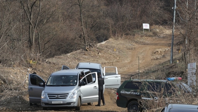 25일 경기도 파주시 무건리 공병훈련장에서 군 수사당국 차량이 이동하고 있다.이날 오전 공병부대 폭파 훈련장에서 굴착기로 바닥 정리 작업을 하던 중 폭발 사고가 일어나 A(25) 중위가 크게 다쳐 병원으로 이송됐으나 숨졌다. 또 B(21) 일병도 얼굴 등을 다쳐 이송됐다.