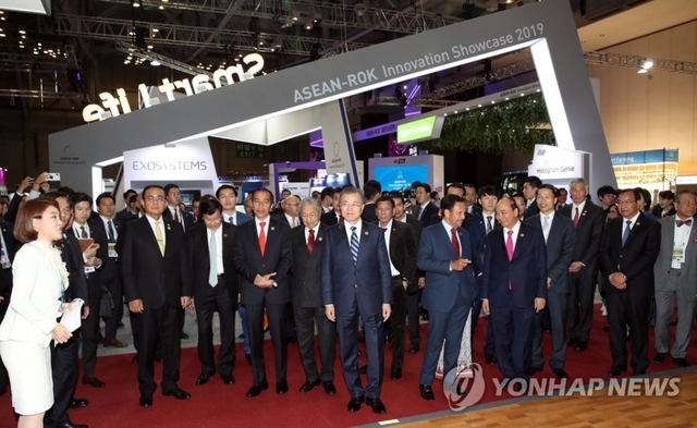 문재인 대통령과 아세안 각국 정상들이 26일 오전 부산 벡스코 제1전시장에 마련된 2019 한·아세안 특별 정상회의 특별전시체험관을 찾아 삼성의 스마트홈 부스를 살펴보고 있다.