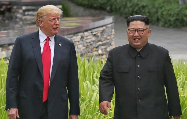 싱가포르에서 첫 정상회담을 마친 뒤 산책하는 북미 정상.