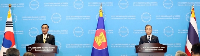 문재인 대통령이 26일 오후 부산 벡스코 콘벤션홀에서 열린 2019 한·아세안 특별 정상회의 공동언론발표에서 발언하고 있다. 문 대통령과 아세안 정상들은 이번 특별정상회의 결과 문서로 '평화, 번영과 동반자 관계를 위한 한·아세안 공동비전 성명' 및 '한·아세안 특별정상회의 공동의장 성명'을 채택했다. 왼쪽은 아세안 의장국인 태국의 쁘라윳 짠오차 총리.