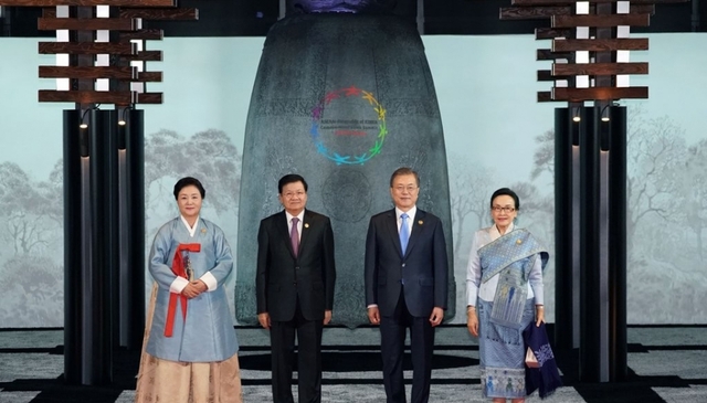 문재인 대통령과 김정숙 여사가 11월 25일 오후 부산 힐튼 호텔에서 한-아세안 환영만찬에 참석하는 통룬 시술릿 라오스 총리 내외와 기념촬영을 하고 있다. 왼쪽부터 김정숙 여사, 통룬 총리, 문 대통령, 날리 시술릿 여사.