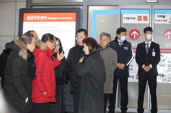 황 대표가 이송된 세브란스병원 응급실 앞에 나경원 원내대표를 비롯한 의원들과 당직자들이 대기하고 있다.
