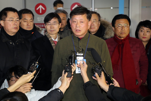 청와대 앞에서 8일째 단식하던 자유한국당 황교안 대표가 연세대학교 세브란스 병원 응급실로 이송된 27일 응급실 앞에서 김명연 수석 대변인이 상황을 브리핑 하고 있다.