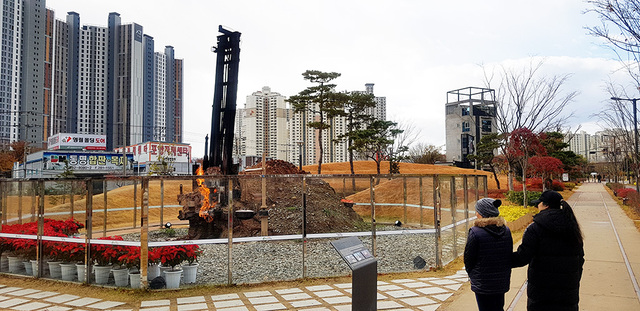 지난 26일 오전 11시께 포항 철길숲을 찾은 시민들이 지난 2년 동안 꺼지지 않고 타오르고 있는 ‘불의 정원’의 모습을 보며 신기해하고 있다.