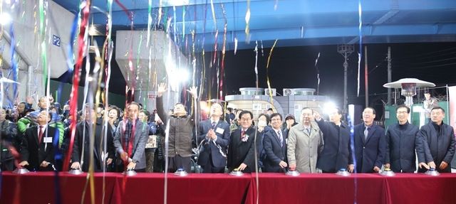 칠곡군은 지난 30일 왜관읍 회전교차로에서 백선기 군수를 비롯해 칠곡군기독교 연합회 임원, 신도, 군민 등 3백여 명이 참가한 가운데‘2019 성탄 트리 점등식’을 개최했다.