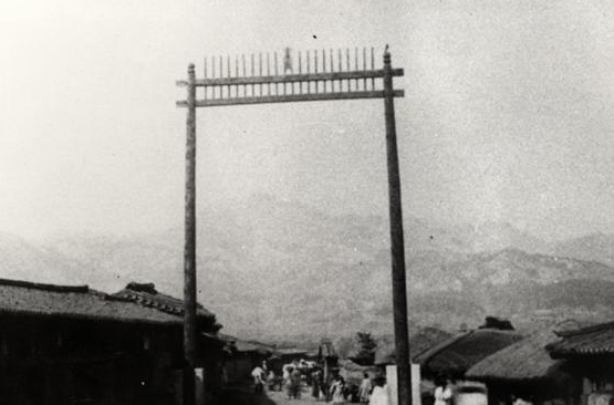 영조가 이태정 사건을 직접 신문했던 사복시 청사와 홍살문.   /출처 한국학중앙연구원