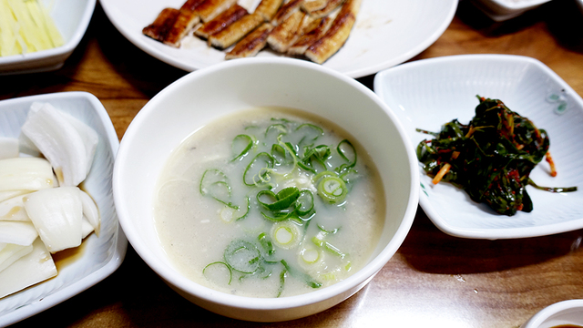 ‘삼거리장어식당’의 장어국물