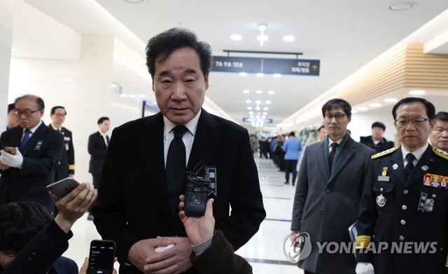 이낙연 국무총리가 7일 대구시 동산병원에 마련된 독도 소방헬기 사고 순직 소방대원 합동분향소를 찾아 조문을 마친 뒤 취재진 질문에 답하고 있다. /문화체육관광부 제공
