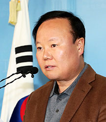 김재원 국회 예산결산특별위원회 위원장이 8일 오전 서울 여의도 국회 정론관에서 기자회견을 열고 있다.   /연합뉴스